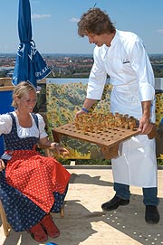 Leckere Sachen war geboten auf der Berghütte (Foto: Ingrid Grossmann)